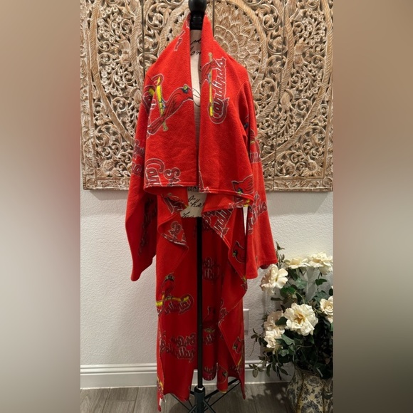 St. Louis Cardinals Baseball Blanket Wrap Snuggie, Fan T-shirt & Mug 3 Piece Set - Picture 2 of 16